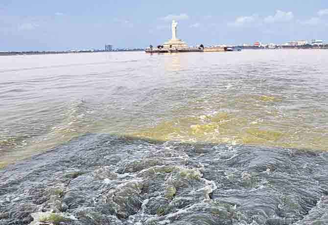 Hyderabad rains: రెండు నెలల వానలు మొత్తం 2 వారాల్లోనే... హైదరాబాద్ లో ప్రమాదకరంగా 50 చెరువులు...