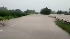 Belgaum Rain : पुणे-बंगळुरु राष्ट्रीय महामार्ग वाहतुकीसाठी बंद, वाहनं पाण्यात अडकली, 12 प्रवाशांची सुटका