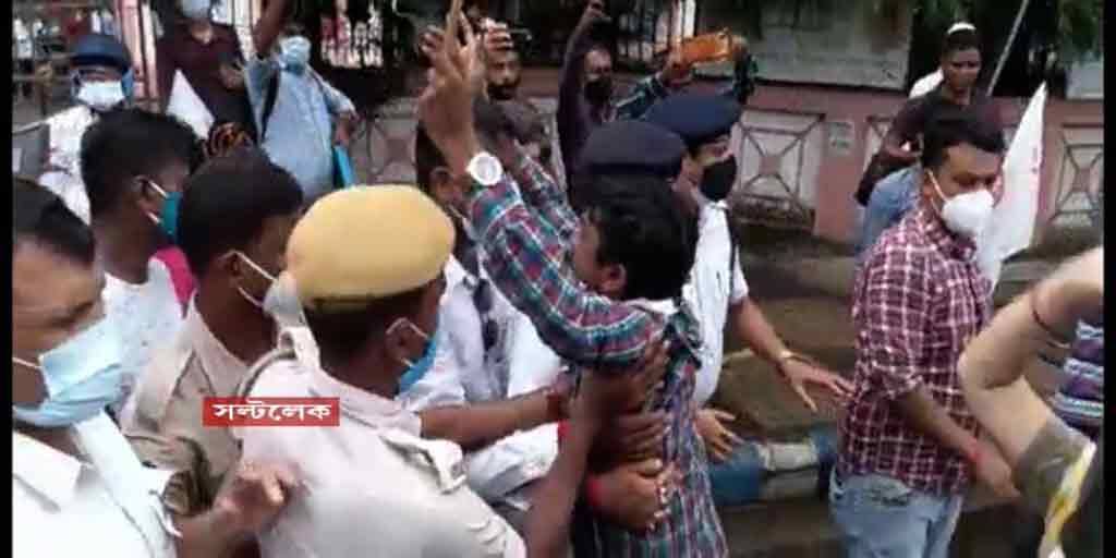 Why the religious identity has announced, protest in front of Uchcha madhyamik shiksha sansad bhawan saltlake 'সর্বোচ্চ নম্বর প্রাপকের নাম ঘোষণায় ধর্মীয় পরিচয় কেন?' বিক্ষোভ শিক্ষা সংসদের সামনে