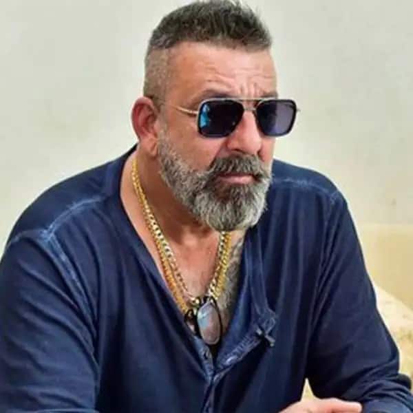 साल 1993 के बम विस्फोट मामले में संजय दत्त को उनकी संलिप्तता के लिए गिरफ्तार किया गया था. उनके घर से एके 56 राइफल भी मिली थी.