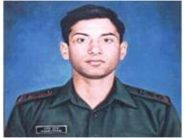 Paramvir 11 Gorkha Rifles Lieutenant Manoj Kumar Pandey get highest gallantry award   Paramvir Chakra in  Kargil conflict albeit posthumously परमवीर: करगिल युद्ध के दौरान अकेले दुश्मनों पर टूट पड़ा था भारत सेना का ये जांबाज