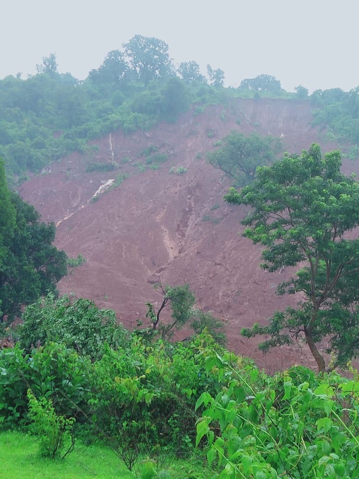 सतत कोसळणाऱ्या पावसामुळे अनेक नद्यांना पूर आला असून कोकणातील काही शहरं आणि गावं पाण्याखाली गेल्यानं नागरिकांचं जनजीवन विस्कळीत झालं आहे.