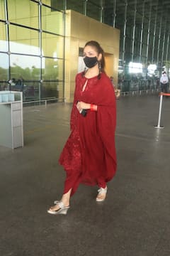 In Pics: यामी गौतम से नहीं उतर रहा शादी का रंग, सुर्ख धोती कुर्ता में बेहद खूबसूरत अंदाज मे घर से निकली तो शुरू हुए चर्चे