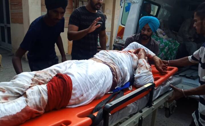 ਅੱਜ ਮੋਗਾ-ਅੰਮ੍ਰਿਤਸਰ ਰੋਡ 'ਤੇ ਦੋ ਬੱਸਾਂ ਦੀ ਆਹਮੋ-ਸਾਹਮਣੀ ਟੱਕਰ ਹੋਣ ਨਾਲ ਦਰਦਨਾਕ ਹਾਦਸਾ ਵਾਪਰ ਗਿਆ। ਇਹ ਹਾਦਸਾ ਕਰੀਬ ਪੌਣੇ ਅੱਠ ਵਜੇ ਵਾਪਰਿਆ। ਹਾਦਸੇ ਵਿੱਚ ਪੰਜ ਮੌਤਾਂ ਹੋ ਗਈਆਂ ਤੇ ਦਰਜਨਾਂ ਲੋਕ ਗੰਭੀਰ ਜ਼ਖ਼ਮੀ ਹੋ ਗਏ। ਜ਼ਖ਼ਮੀਆਂ ਨੂੰ ਪਿੰਡ ਵਾਸੀਆਂ ਤੇ ਸਮਾਜ ਸੇਵਕਾਂ ਨੇ ਸਿਵਲ ਹਸਪਤਾਲ ਮੋਗਾ ਪਹੁੰਚਾਇਆ। ਪ੍ਰਾਪਤ ਜਾਣਕਾਰੀ ਅਨੁਸਾਰ ਸ਼ਹਿਜ਼ਾਦਾ ਬੱਸ ਜੀਰਾ ਤੋਂ ਚੰਡੀਗੜ੍ਹ ਨਵਜੋਤ ਸਿੱਧੂ ਦੇ ਤਾਜਪੋਸ਼ੀ ਸਮਾਗਮ ਵਿੱਚ ਸ਼ਾਮਲ ਹੋਣ ਲਈ ਵਰਕਰਾਂ ਨੂੰ ਲੈ ਕੇ ਜਾ ਰਹੀ ਸੀ।
