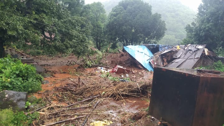 काल रात्रीच्या सुमारास ही दरड कोसळल्याची माहिती आहे. मात्र हा दुर्गम डोंगराळ भाग असल्याने मदत कार्यात अडथळे येत होते.