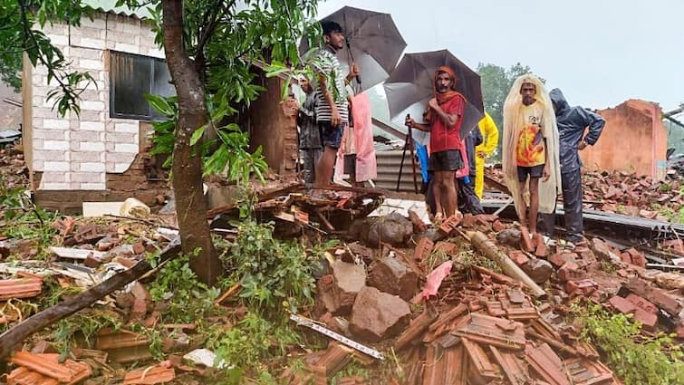 Raigad Landslide: महाराष्ट्र के रायगढ़ में मूसलाधार बारिश के बाद भूस्खलन से 44 लोगों की मौत, 35 घायलों का इलाज जारी