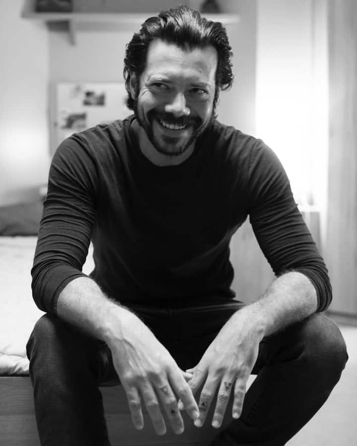 Defining his process as ‘Lasted’, Alvaro Morte defeated cancer with his will to live his life. He further told the publication, “It has led me to enjoy the moment, smile every morning and that there is nothing that takes away my good humor.” (Image courtesy - @alvaromorte/Instagram)