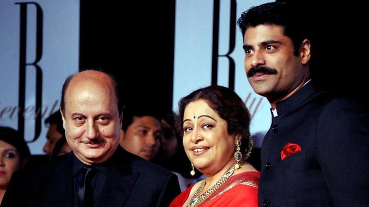 अनुपम खेर और सौतेले बेटे सिकंदर खेर किरण खेर की पहली शादी मुंबई के बिजनेसमैन गौतम बैरी से हुई थी. शादी के पांच साल बाद उन्होंने तलाक ले लिया और अनुपम खेर से शादी कर ली. उस वक्त उनके सिकंदर की उम्र सिर्फ चार साल की थी. अनुपम ने किरण के साथ सिकंदर को भी अपनाया, अपना सरनेम दिया और उन्हें एक पिता की तरह प्यार दिया. सौतेला रिश्ता होने बावजूद दोनों के बीच जबर्दस्त अंडरस्टेंडिंग देखने को मिलती. सिकंदर कहते हैं कि उनके लिए उनके दोनों पिता एक जैसे हैं.