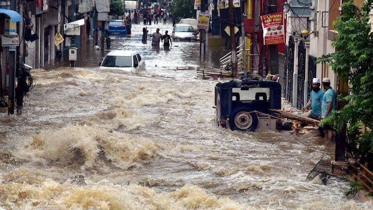 Hyderabad rains: రెండు నెలల వానలు మొత్తం 2 వారాల్లోనే... హైదరాబాద్ లో ప్రమాదకరంగా 50 చెరువులు...