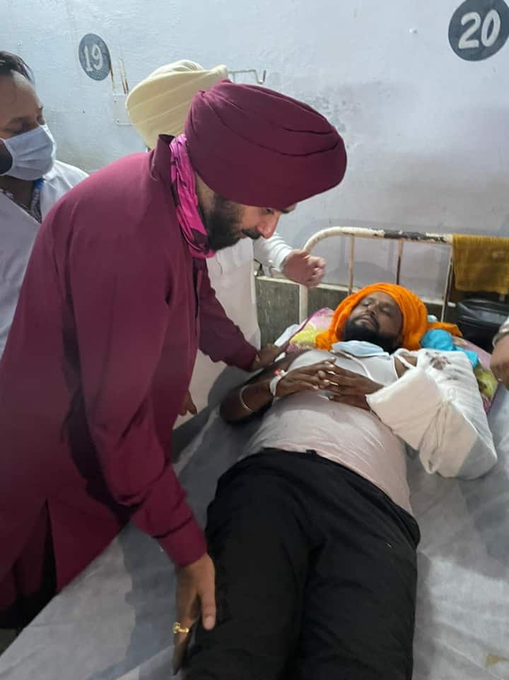 ਪੰਜਾਬ ਪ੍ਰਦੇਸ਼ ਕਾਂਗਰਸ ਦੇ ਪ੍ਰਧਾਨ ਨਵਜੋਤ ਸਿੰਘ ਸਿੱਧੂ ਅੱਜ ਲੁਧਿਆਣਾ ਡੀਐਮਸੀ ਹਸਪਤਾਲ ਪਹੁੰਚੇ ਜਿੱਥੇ ਉਨ੍ਹਾਂ ਨੇ ਰੋਡ ਐਕਸੀਡੈਂਟ ਵਿੱਚ ਜ਼ਖ਼ਮੀ ਹੋਏ ਕਾਂਗਰਸੀ ਵਰਕਰ ਦਾ ਹਾਲ ਚਾਲ ਜਾਣਿਆ।