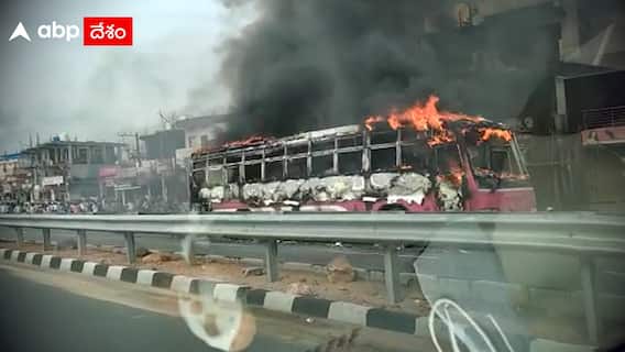 Fire Accident: స్టేషన్‌ఘన్‌పూర్లో నడిరోడ్డుపై మంటల్లో కాలిపోయిన బస్సు