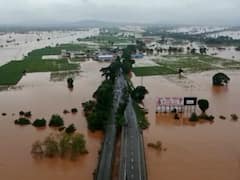 Kolhapur Flood : कोल्हापुरात पांगिरे गावात नदीपात्रात बस अडकली, 11 प्रवाशांना सुखरुप वाचवण्यात यश