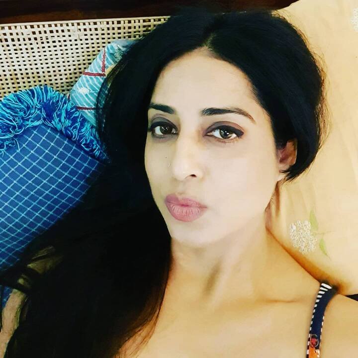 माही गिल माही गिल ने भी शादी के बाद फिल्मों में एन्ट्री की थी. पहले उनका नाम रिम्पी कौर गिल था. माही ने 2003 में फिल्म ‘हजारों ख्वाहिशें ऐसी’ से डेब्यू किया