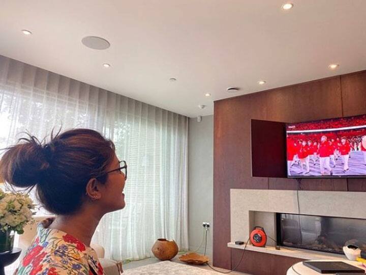 चश्मा पहन ड्रॉइंग रूम में एक बड़े से टीवी पर ओलंपिक गेम्स की ओपनिंग सेरेमनी देखती दिखीं Priyanka Chopra, टीम इंडिया को कहा - गुड लक