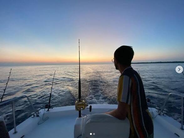 ক্রিকেটের পাশাপাশি ফুটবল খেলতে খুবই ভালোবাসেন।