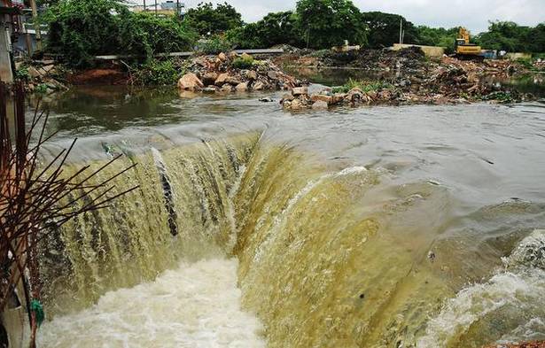 Hyderabad rains: రెండు నెలల వానలు మొత్తం 2 వారాల్లోనే... హైదరాబాద్ లో ప్రమాదకరంగా 50 చెరువులు...