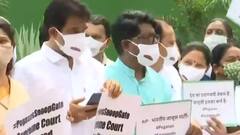 जासूसी कांड के मुद्दे पर संसद भवन में विपक्ष ने एकजुट होकर किया विरोध प्रदर्शन