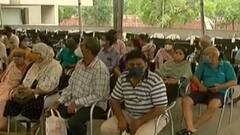 Ahmedabad: પાલડીના ટાગોર હોલમાં વહેલી સવારથી વેક્સિન લેવા માટે લોકો પહોંચ્યા, જુઓ વીડિયો