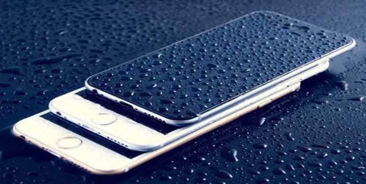 Protect Your Phone From Rain water With These Tips Monsoon Mobile Tips: వానలో ఫోన్ తడిస్తే ప్రయోగాలొద్దు.. పేలే ఛాన్స్ ఉంది..