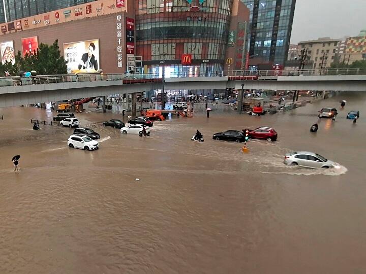 मध्य चीन में बाढ़ के कारण मरने वाले लोगों की संख्या बढ़कर 51 हुई, नदियों में तब्दील हुई सड़कें