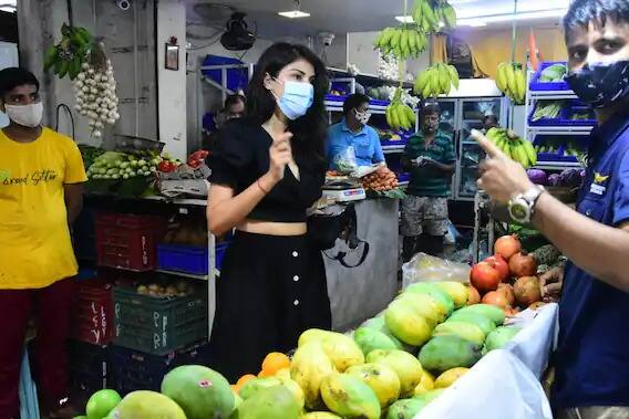 পরনে ব্ল্যাক অউটফিট, বান্দ্রার ফলের বাজারে পাপারাৎজির মুখোমুখি রিয়া চক্রবর্তী।