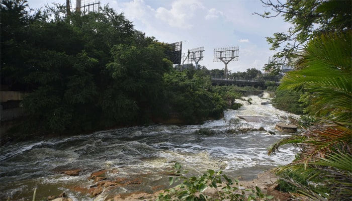 Hyderabad rains: రెండు నెలల వానలు మొత్తం 2 వారాల్లోనే... హైదరాబాద్ లో ప్రమాదకరంగా 50 చెరువులు...