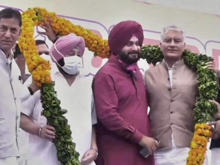 Punjab Congress President Navjot Sidhu Touches CM Amarinder Singh's Feet Ahead Of Official Ceremony: Sources Navjot Sidhu Touches CM Amarinder Singh's Feet, Takes Charge As Punjab Congress Chief