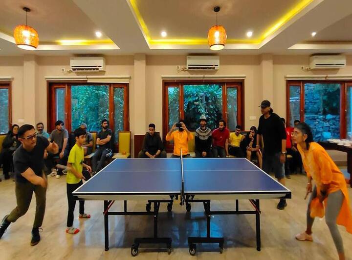 Aamir Khan enjoys table tennis session with Kiran Rao on Laal Singh Chaddha set तलाक के बाद फिर साथ दिखे Aamir Khan-Kiran Rao, Laal Singh Chaddha के सेट पर लद्दाख में खेला टेबल टेनिस