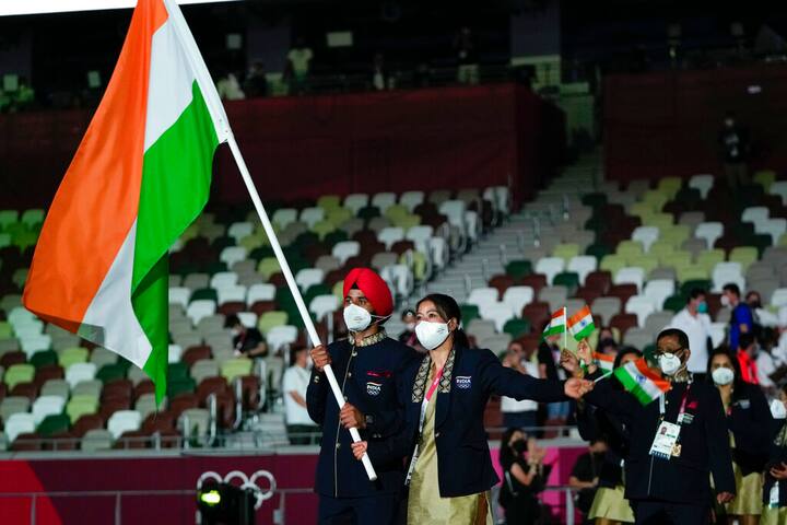 Tokyo Olympics 2020: proud moment for manpreet pawar and Mary Kom, lead Team India's contingent in parade Tokyo Olympics 2020: అట్టహాసంగా విశ్వ క్రీడా సంబరం ప్రారంభం... పతాకధారులుగా మేరీ కోమ్, మన్‌ప్రీత్ సింగ్