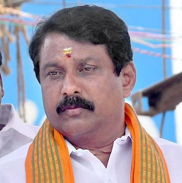 Nayinar Nagenthiran and Nellai District BJP leader issues போராட்டம் செய்த பாஜகவினர்... கண்டுகொள்ளாமல் காரில் சென்ற நயினார் நாகேந்திரன்!