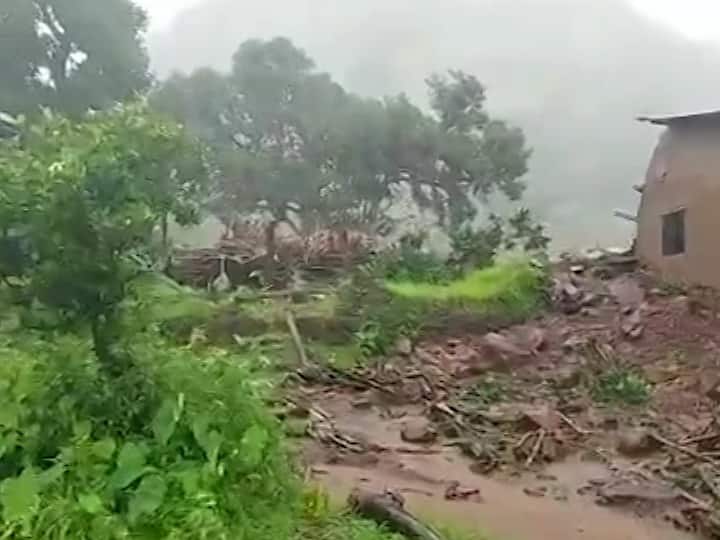 मात्र काही वेळापूर्वी एनडीआरएफची टीम ज्यावेळी इथं पोहोचली त्यावेळी ही भयंकर घटना समोर आली. सध्या या ठिकाणी बचावकार्य सुरु आहे.