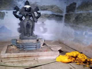 unidentified miscreants disrespect goddess amman by setting her saree on fire . அம்மன் சேலையை எரித்து நிர்வாண கோலமாக்கிய மர்ம நபர்கள் போலீசில் புகார்!