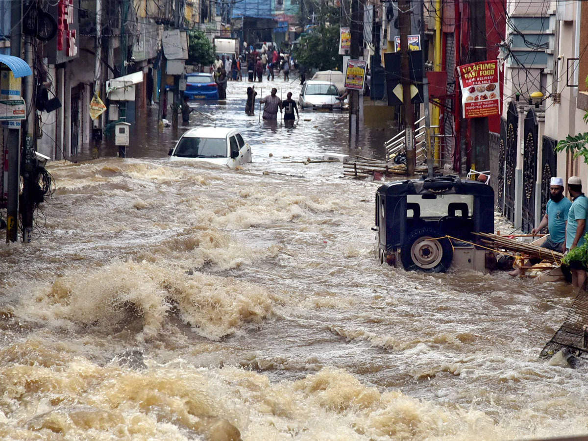 Hyderabad rains: రెండు నెలల వానలు మొత్తం 2 వారాల్లోనే... హైదరాబాద్ లో ప్రమాదకరంగా 50 చెరువులు...