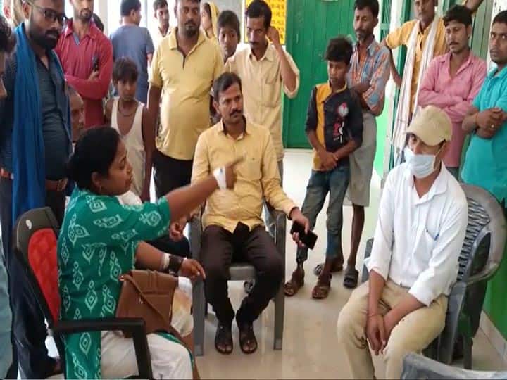 Teacher hostage BSA in shravasti Uttar Pradesh ann श्रावस्ती में शिक्षिका की दबंगई, जांच के लिए पहुंचे प्रभारी बीएसए को कमरे में बंद किया