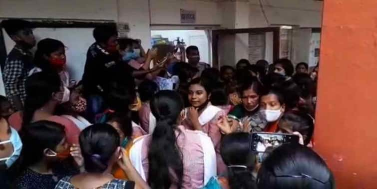 Higher Secondary Result 2021 Madhyamgram APC Girls High School Students showed agitation as no marks found beside their names Madhyamgram : নামের পাশে নেই নম্বর ! মধ্যমগ্রামের স্কুলে উচ্চমাধ্যমিক ছাত্রীদের বিক্ষোভ