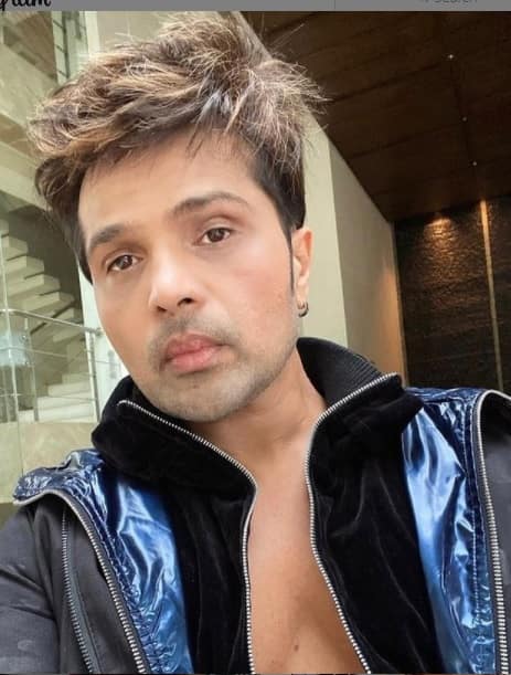 রিয়েলিটি শো থেকে উঠে আসা প্রতিযোগীদের সবথেকে বেশি সুযোগ তিনিই দেন। (সব ছবি সৌজন্য- হিমেশ রেশমিয়া ইনস্টাগ্রাম)