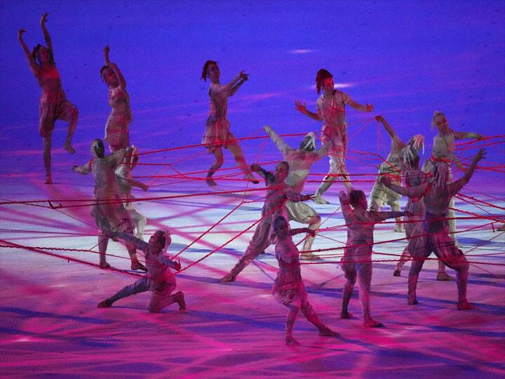 उद्घाटन समारोह में दर्शकों को आने की अनुमति नहीं देने का फैसला कई सप्ताह पहले किया था. इसको देखने के लिए स्टेडियम में 1000 हस्तियां ही उपस्थित थी जिसमें अमेरिका की पहली महिला जिल बाइडेन भी शामिल हैं. (फोटो- पीटीआई)