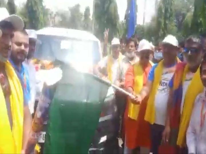 बरेली में टोक्यो ओलंपिक रिले का शुभारंभ, साढ़े तीन हजार किमी की यात्रा के बाद पहुंचेगी लखनऊ Olympic relay begins in Bareilly minister jai kumar singh flagged off ANN बरेली में टोक्यो ओलंपिक रिले का शुभारंभ, साढ़े तीन हजार किमी की यात्रा के बाद पहुंचेगी लखनऊ