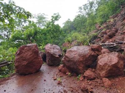 Maharashtra Heavy Rain:మహారాష్ట్రలో వర్షాల బీభత్సం..... విరిగిపడిన కొండచరియలు...