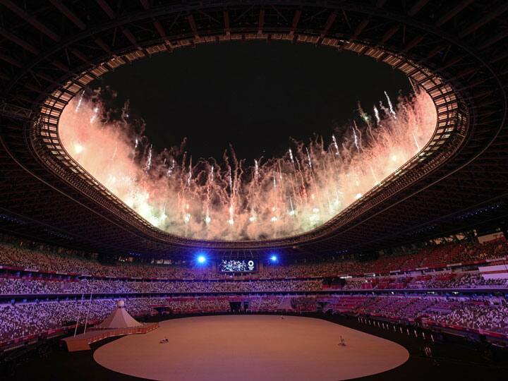 टोक्यो 2020 के प्रतीक को प्रदर्शित करने के लिए 20 सेकेंड तक नीली और सफेद रंग की आतिशबाजी गई गई, जिसे जापानी संस्कृति में शुभ माना जाता है. (फोटो- पीटीआई)