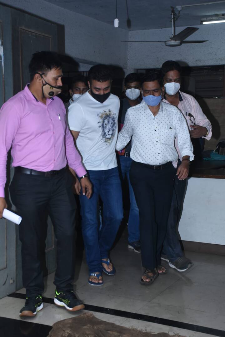 इस दौरान राज कुंद्रा काफी परेशान दिखाई दे रहे थे. (Photo Credit: Manav Manglani)