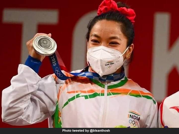 India gets first medal Tokyo Olympics 2020 Mirabai Chanu Gets silver medal weight lifting category Mirabai Reaction Mirabai Chanu : टोकियो ऑलिम्पिकमध्ये भारताला पहिलं पदक मिळवून दिलेल्या मीराबाईची पहिली प्रतिक्रिया, म्हणाली...