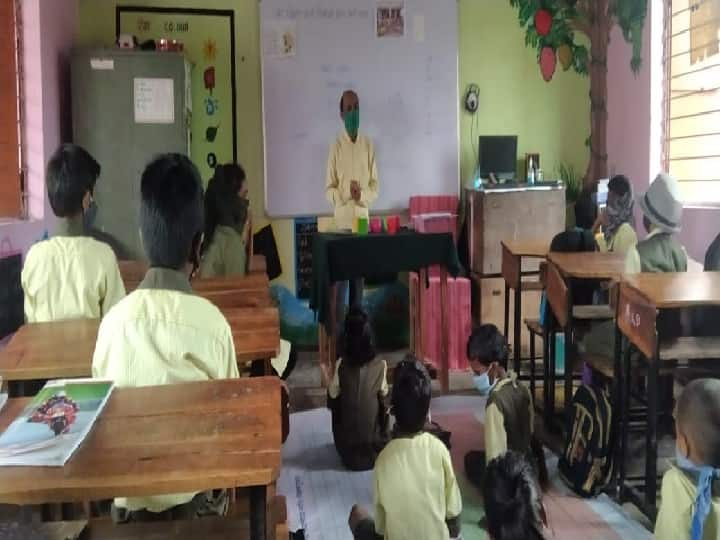 Innovative initiative of 'Chat with children' by Zilla Parishad teacher in Nanded in Lockdown लॉकडाऊनमध्ये नांदेडमधील जिल्हा परिषदेच्या शिक्षकाचा 'मुलांशी गप्पा' अभिनव उपक्रम; पंतप्रधान कार्यालयाकडून दखल