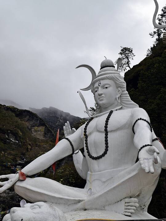 পূরাণে কথিত রয়েছে যে, এই শ্রাবণ মাসেই ভগবান শিব বিষ পান করেছিলেন।