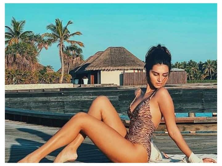Tara Sutaria boyfriend Aadar Jain drools over her bikini shoot Janhvi Kapoor says omg Tara Sutaria के बिकिनी पोज से मदहोश हुए उनके ब्वॉयफ्रेंड Aadar Jain, Janhvi Kapoor ने भी की जमकर तारीफ