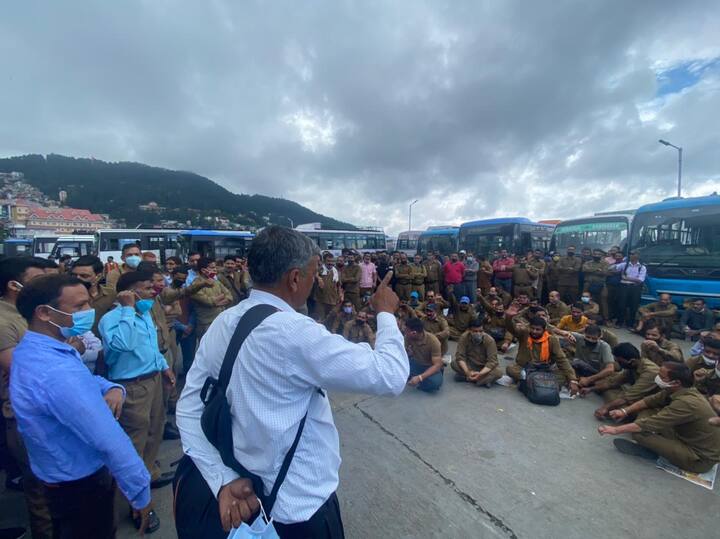 ਐਚਆਰਟੀਸੀ ਦੇ ਡਰਾਈਵਰ ਕੰਡਕਟਰ ਅੱਜ ਦੂਜੇ ਦਿਨ ਵੀ ਰਾਜ ਭਰ ਵਿੱਚ ਹੜਤਾਲ 'ਤੇ ਹਨ। ਐਚਆਰਟੀਸੀ ਬੱਸਾਂ ਦੇ ਪਹੀਏ ਰੁਕ ਗਏ ਹਨ।