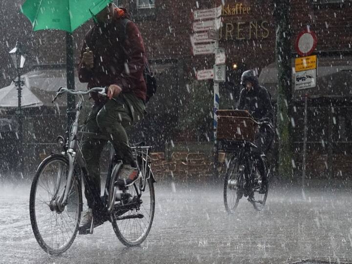 Heavy rain in Delhi NCR, Orange alert issued for the second time in monsoon दिल्ली-NCR में जोरदार बारिश, लोगों को उमस से मिली राहत, मानसून में दूसरी बार ऑरेंज अलर्ट जारी
