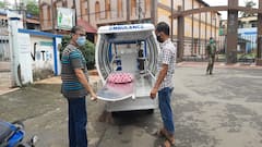 Exclusive: জনসেবাই লক্ষ্য, নিজের টোটকে অ্যাম্বুলেন্স বানিয়ে পৌরসভাকে দান করছে কাটোয়ার যুবক