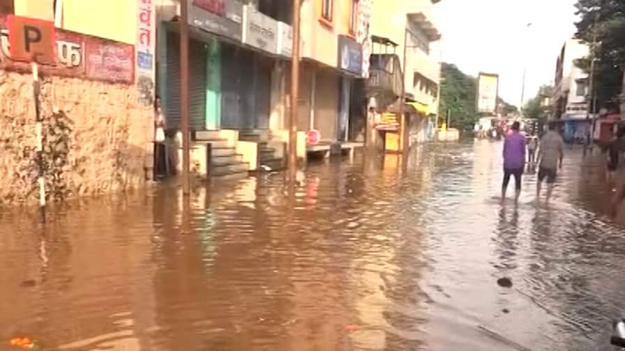 Emergency relief of Rs 10,000 to flood-hit families, announced by minister Vijay Vadettiwar Maharashtra Flood : घरात पाणी शिरलेल्या कुटुंबांना 10 हजार रुपयांची तातडीची मदत, विजय वडेट्टीवार यांची घोषणा