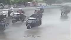 Vadodara: ચાલુ વરસાદમાં ટુ-વ્હીલર પર સવાર દંપત્તિ ખાડામાં પટકાયુ, જુઓ CCTV